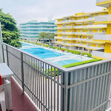 With Terrace And Pool Apartmán *